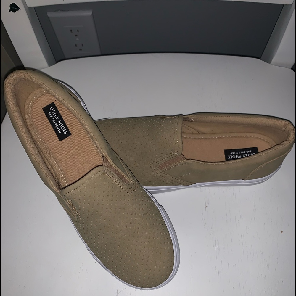 Tan flat sneaker